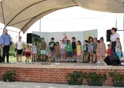 A 2023-as Falunapon a Léghajó Színház az újszentiváni gyerekekkel a színpadon