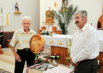 Keresztelő Szent János Római Katolikus Templomban 2023-ban kenyérszentelésen Kovács Ferenc és Tóth Zoltán