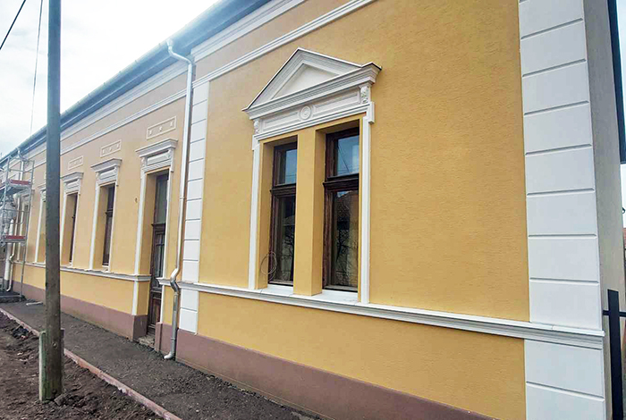 Elkészült a Kossuth utcai újra nyitó általános iskola homlokzat felújításának a fele